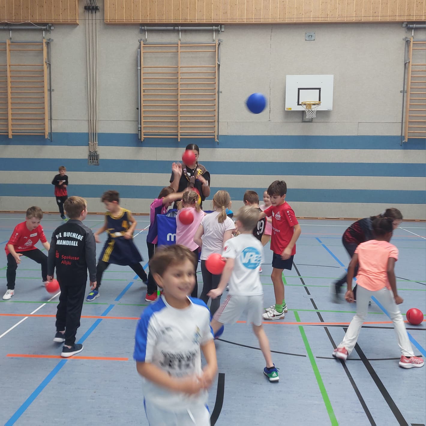Kinder feiern beim Kids Sports Day im VfL Buchloe