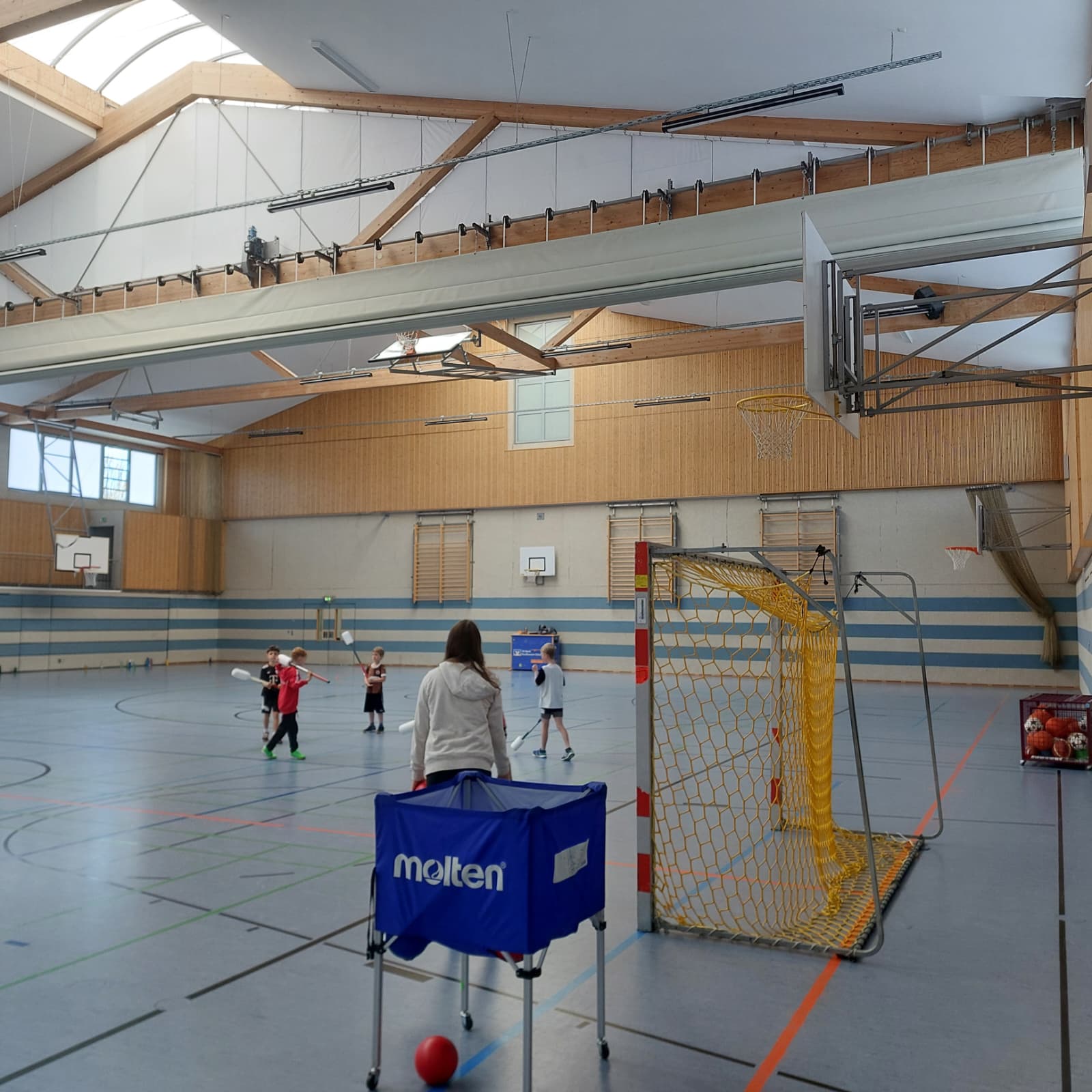 Kinder spielen mit einem großen bunten Ball