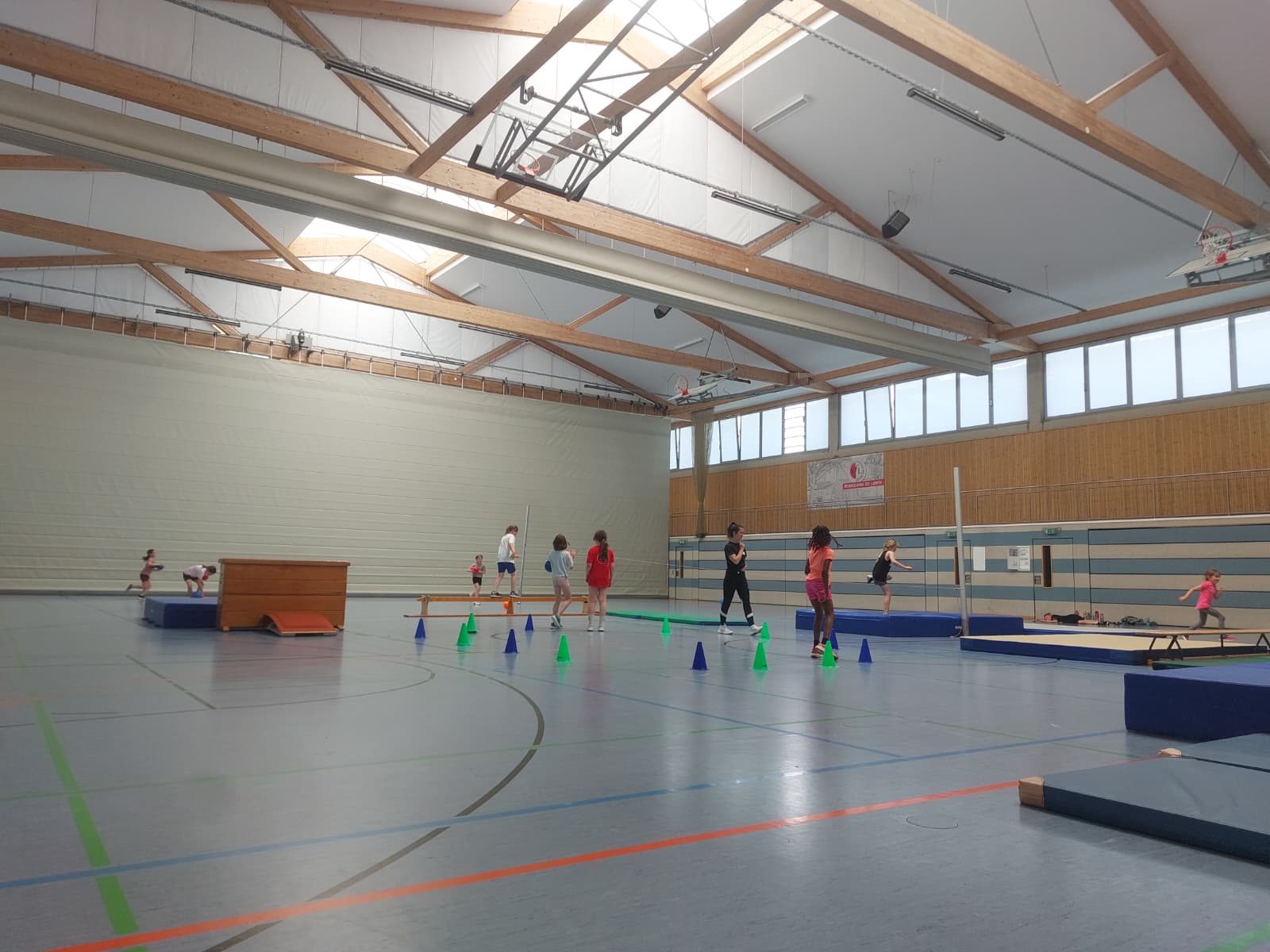 Kinder beim Training auf dem Sportplatz