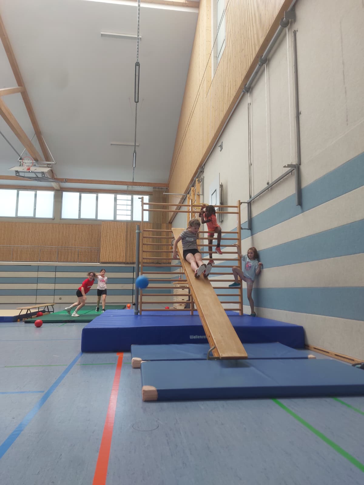 Kinder laufen durch einen Bewegungsparcours