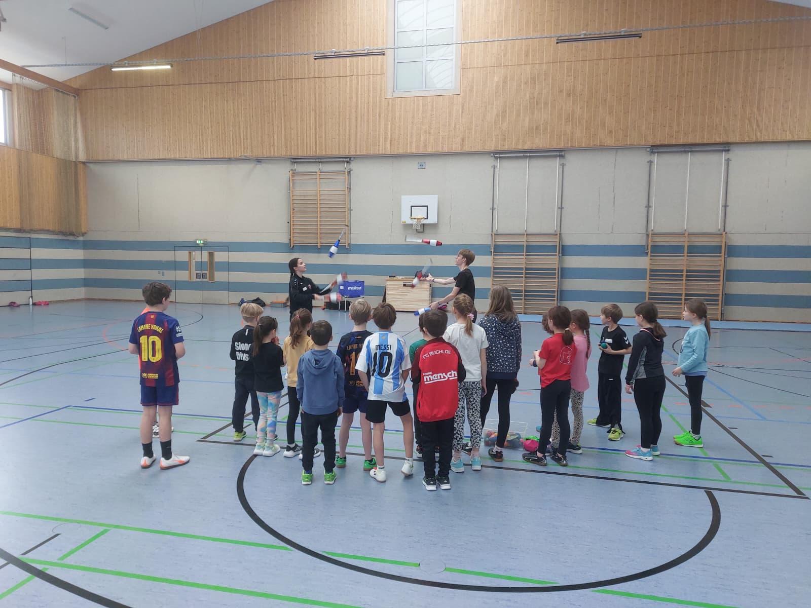 Kind macht einen Handstand auf der Matte